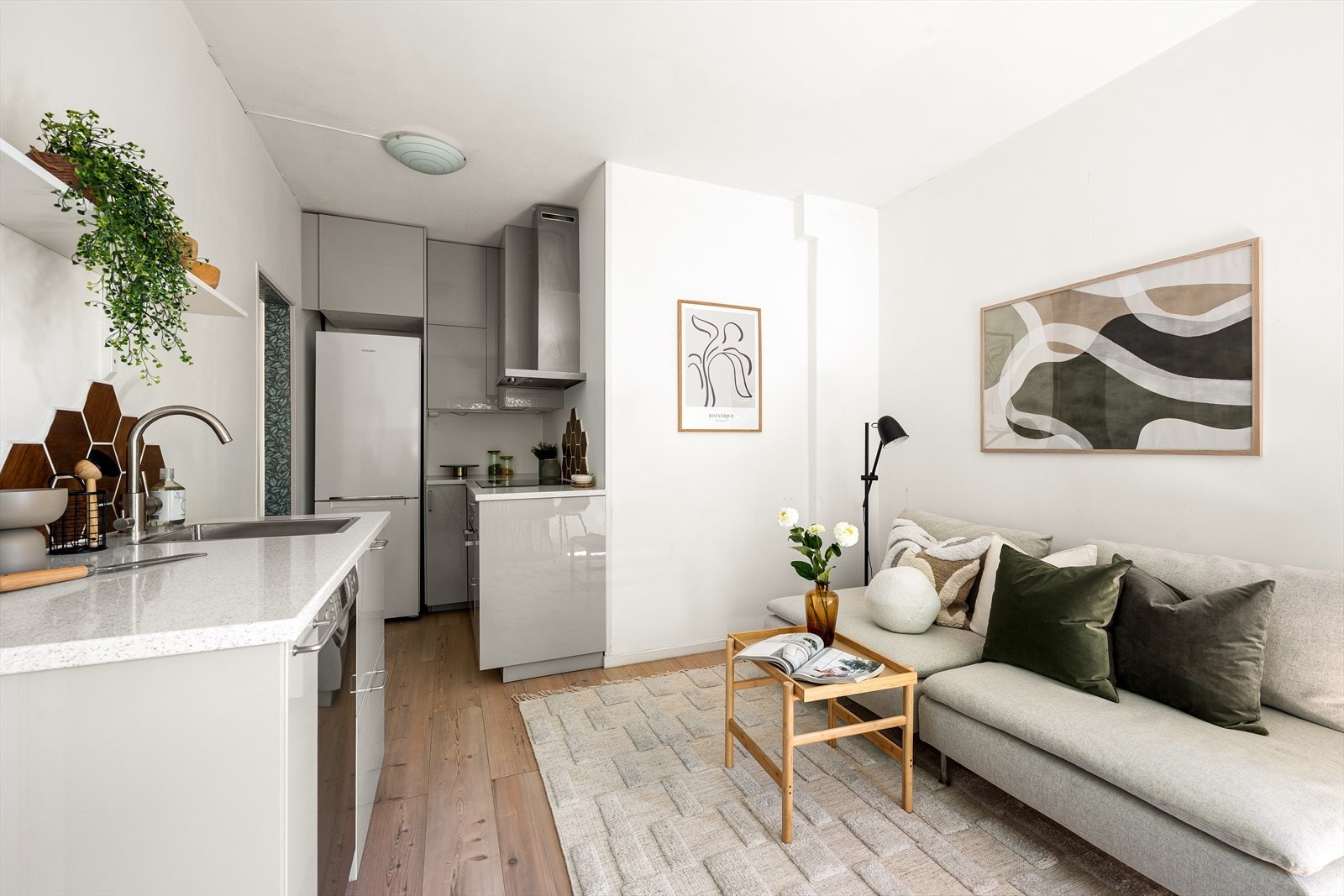 Stilrent og velutstyrt Ikea-kjøkken fra 2019 Galleribilde