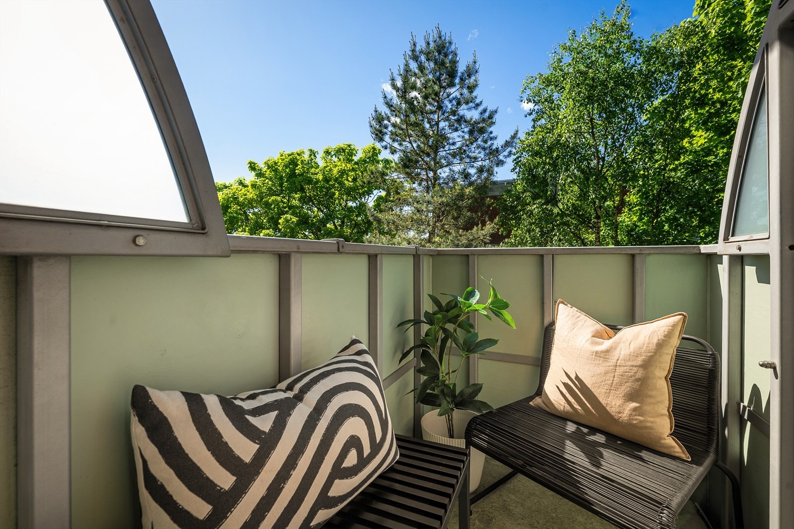 Balkongen har god plass for å møblere med en hyggelig sittegruppe med stoler og bord Galleribilde