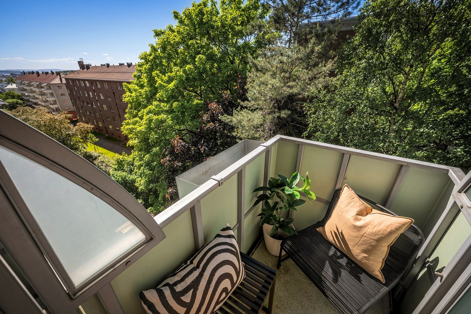 Fra stuen er det adkomst til en vestvendt balkong som oppleves som en forlengelse av stuen på varme sommerdager Galleribilde