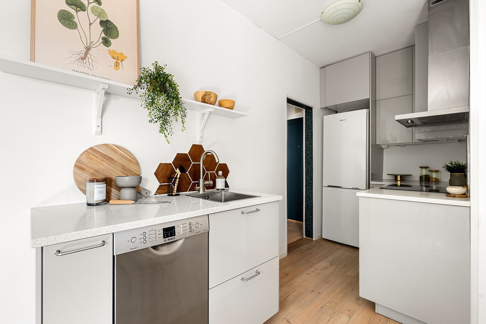 Her har hobbykokken god boltreplass på kjøkkenbenken Galleribilde