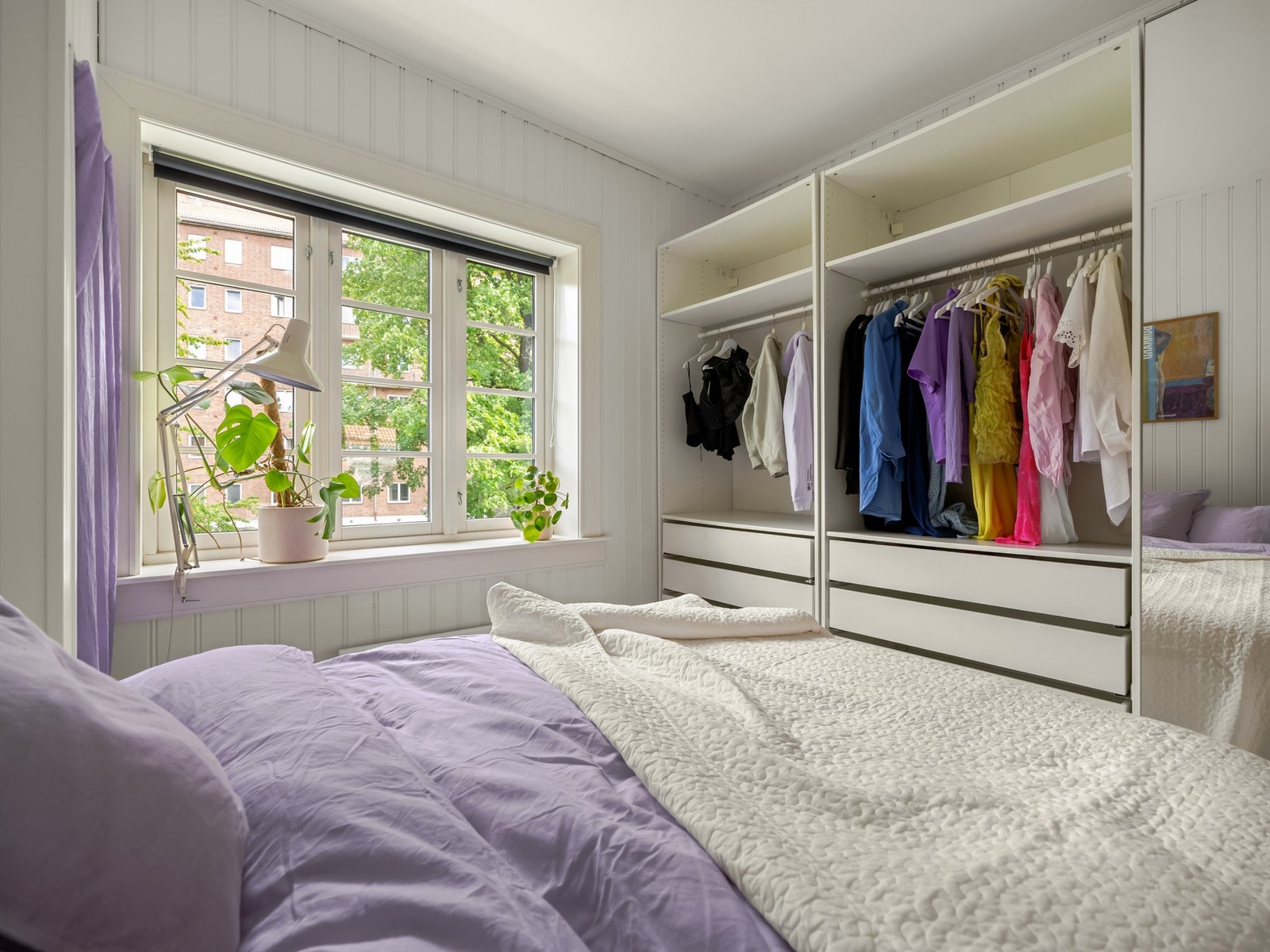 Ellers er det plass til dobbeltseng og garderobe. Sistnevnte følger også med i salget. Galleribilde