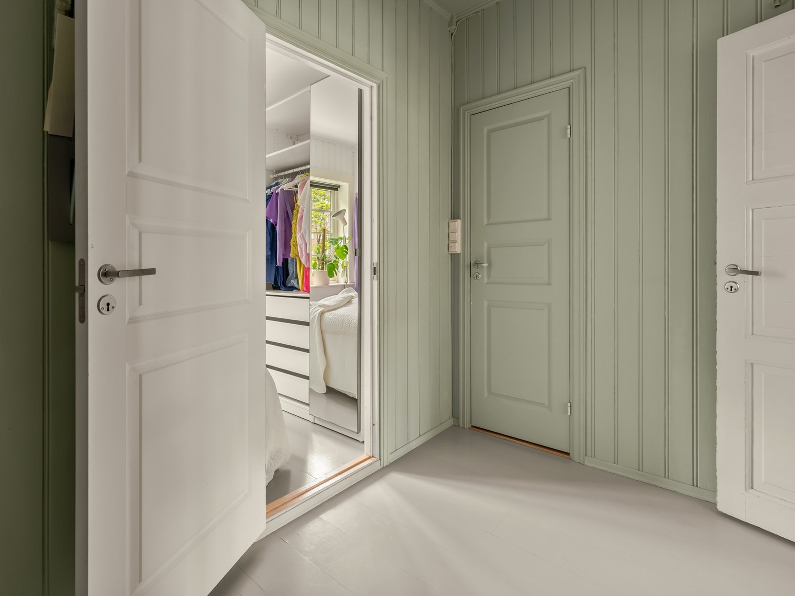 Tilbake til kontoret. Her finner vi inngangen til badet. Galleribilde