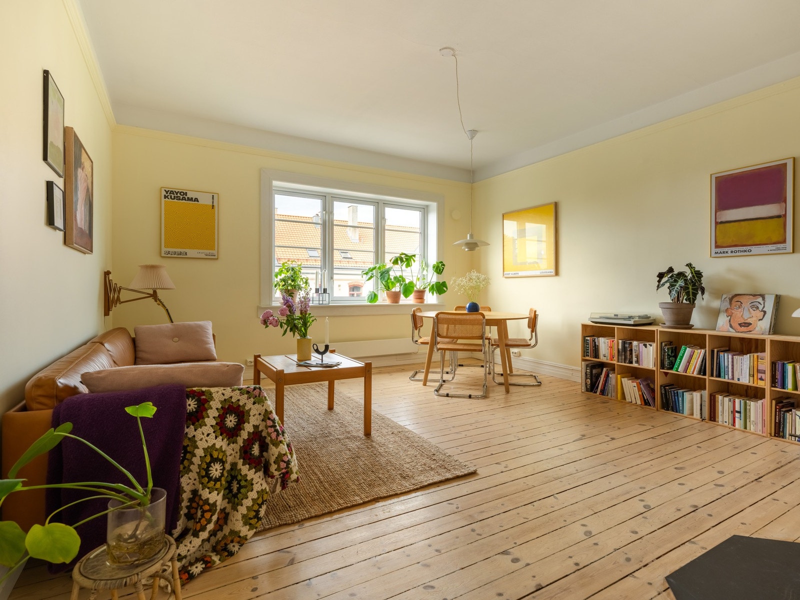 Stuen er virkelig et hyggelig og innbydende oppholdsrom, så vi fortsetter her. Galleribilde