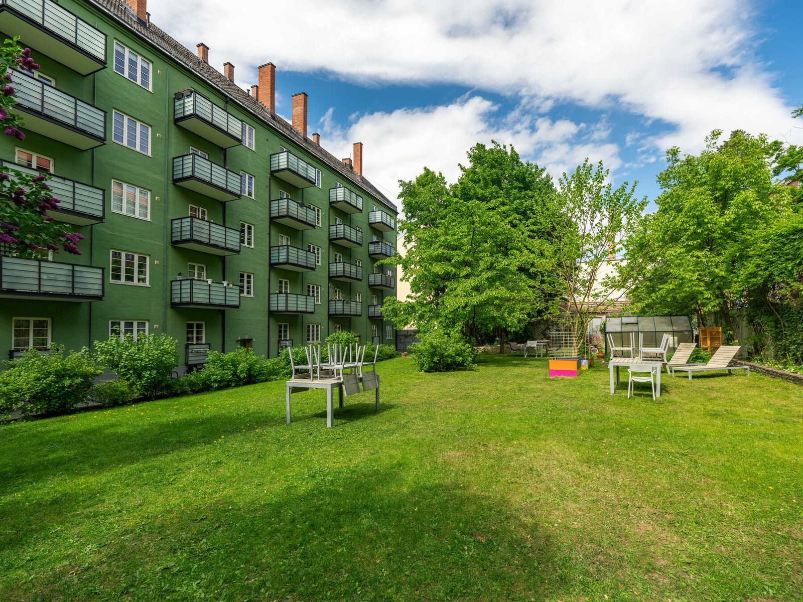 Bakgården er et svært hyggelig sted å være på sommeren. Galleribilde