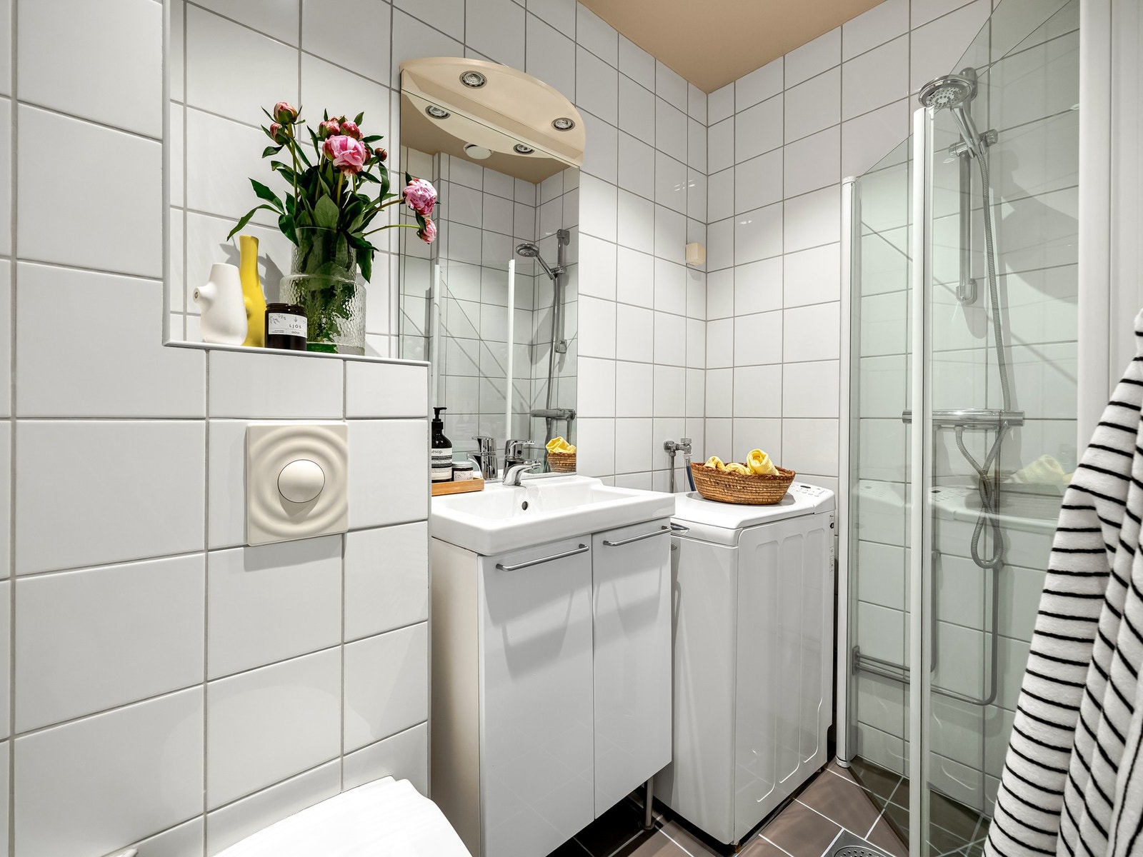 Det er innredet med vegghengt toalett, servant med underskap og dusjhjørne. Galleribilde