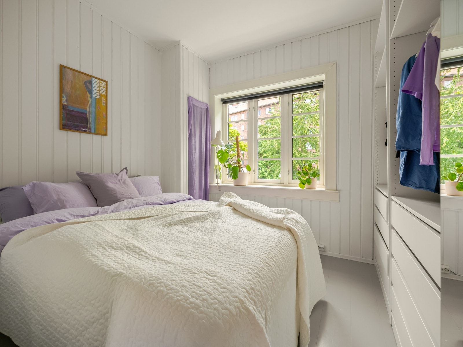 Soverommet ligger innerst og er romslig, med nydelig lysspill morgen og kveld. Galleribilde