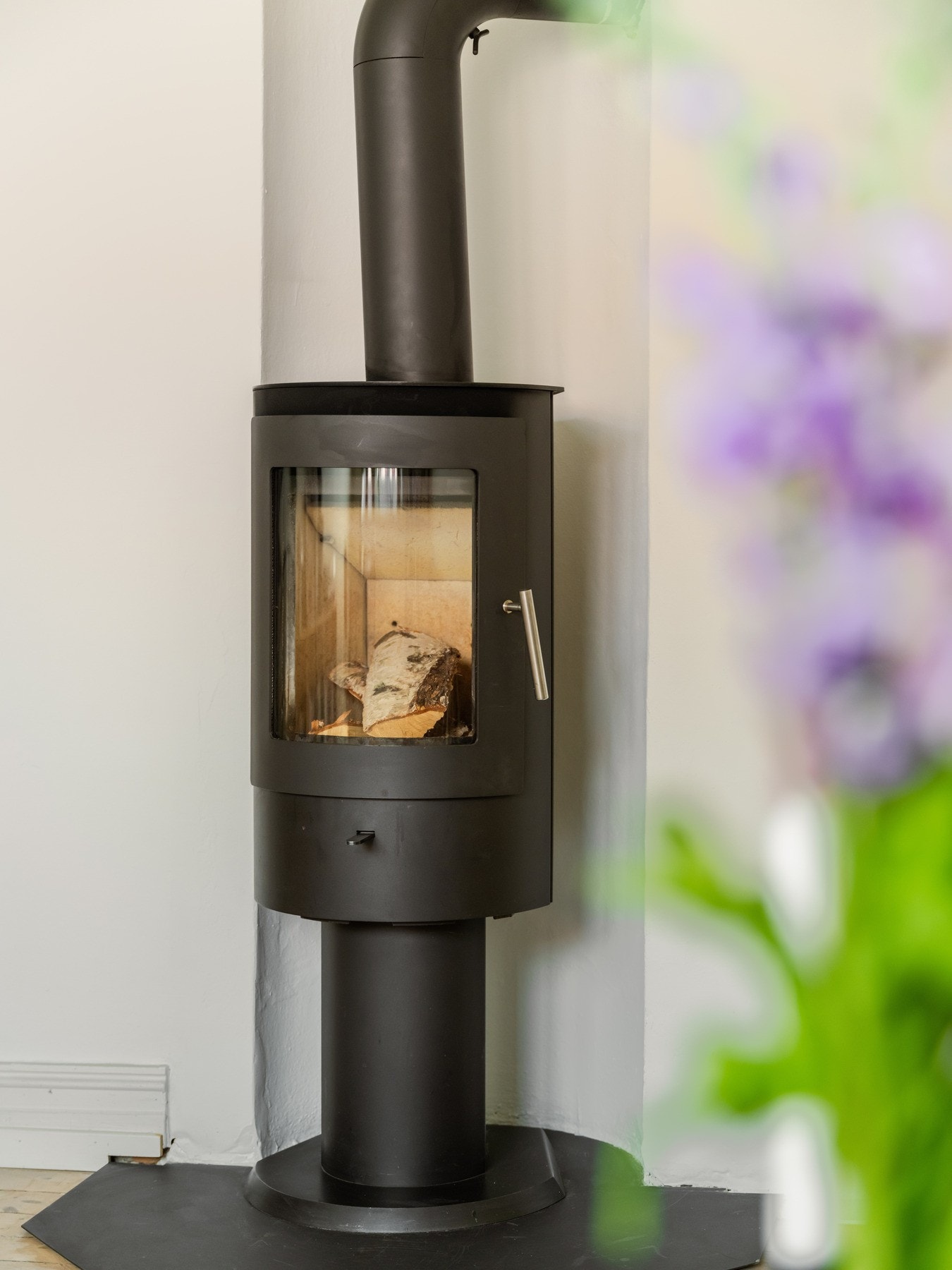 I stuen finner vi en nyere peisovn, som kommer godt med i vinterhalvåret. Galleribilde