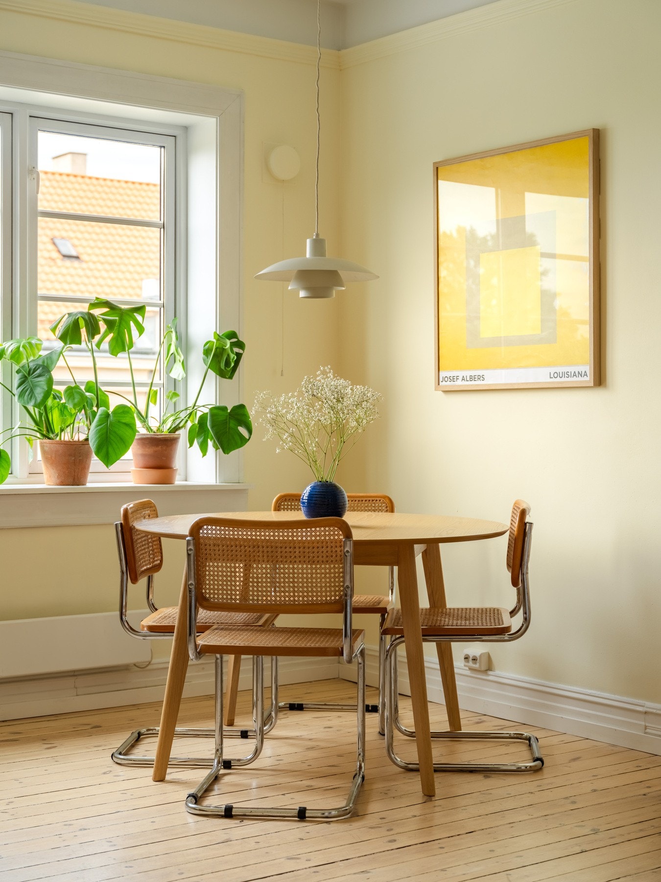 Ved vindusrekken finner spisebordet sin naturlige plass. Det er også plass til enda større bord, dersom du er av typen som liker å invitere til fest. Galleribilde