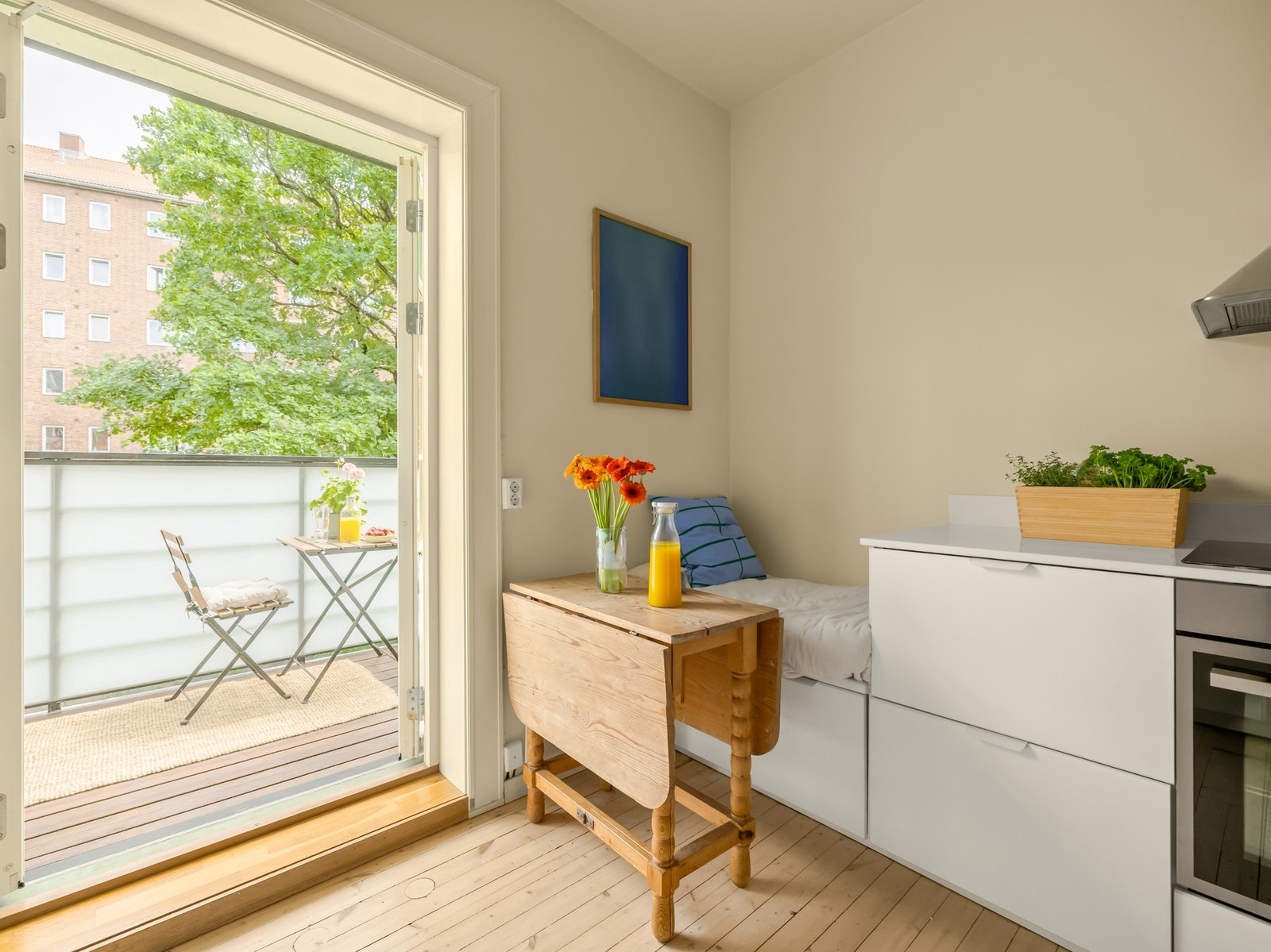 Tilbake på kjøkkenet. Ved spiseplassen er det en plassbygget sittebenk med lagring. Perfekt for morgenkaffen! Galleribilde