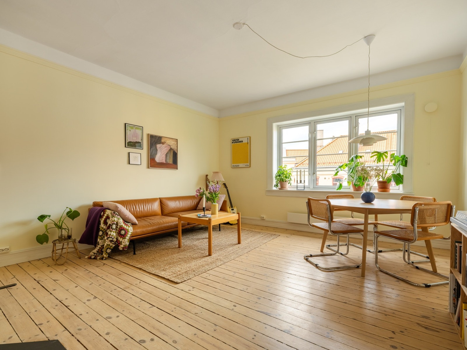 Her kan du fint møblere etter eget ønske, med god plass til både sofagruppe og spisebord. Galleribilde