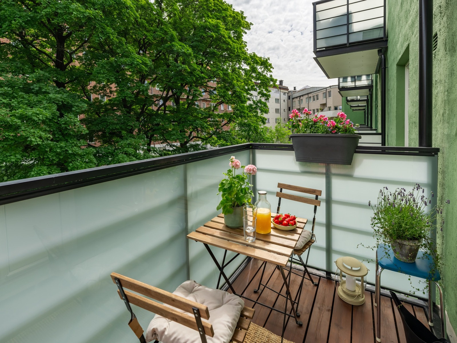 Her ute er det plass til stoler, bord og grill om du vil. Her titter sommersolen frem på morgenen fra ca 09:30 til 14:00. Galleribilde