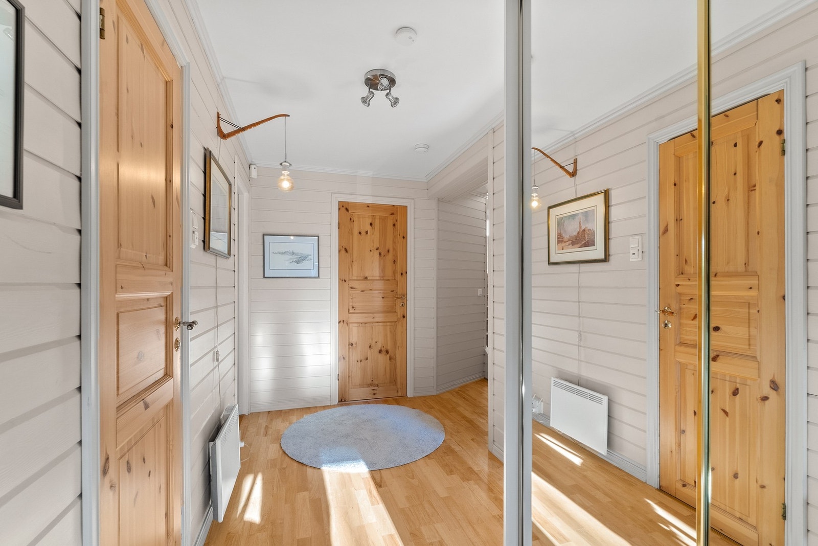 Mellomgang med skyvedørsgarderobe med speilfront. Galleribilde