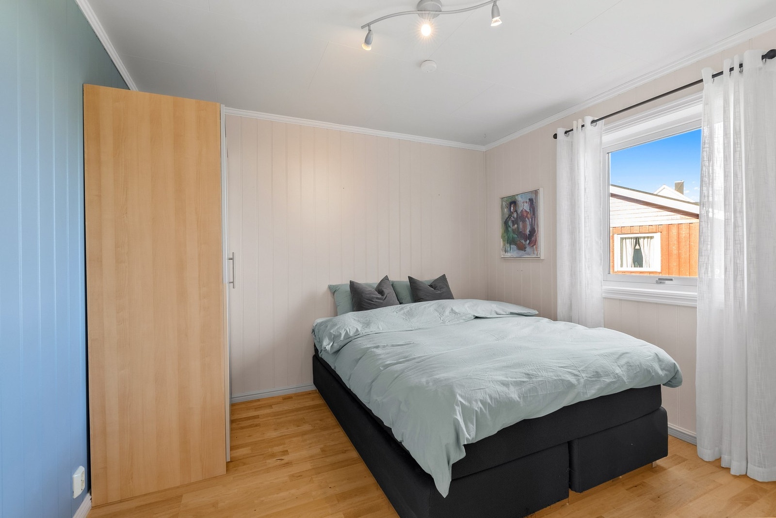 Soverom nr. 1 med god plass til dobbeltseng og øvrig møblement. Medfølgende garderobeskap. Galleribilde