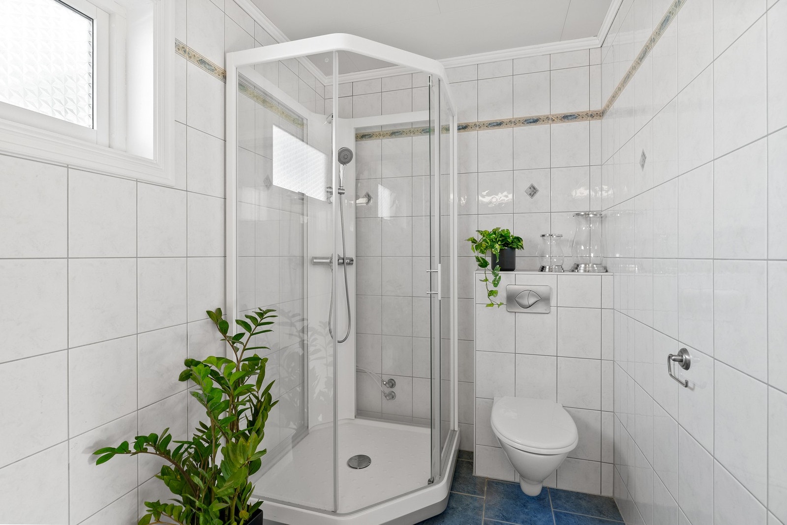 Det er montert dusjkabinett og vegghengt toalett. Varme i gulv. Galleribilde