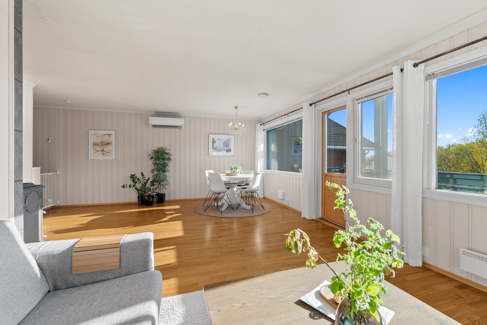 Romslig og flott hovedstue med god plass til både sitte- og spisegruppe. Mye naturlig lysinnslipp fra store vinduer. Galleribilde