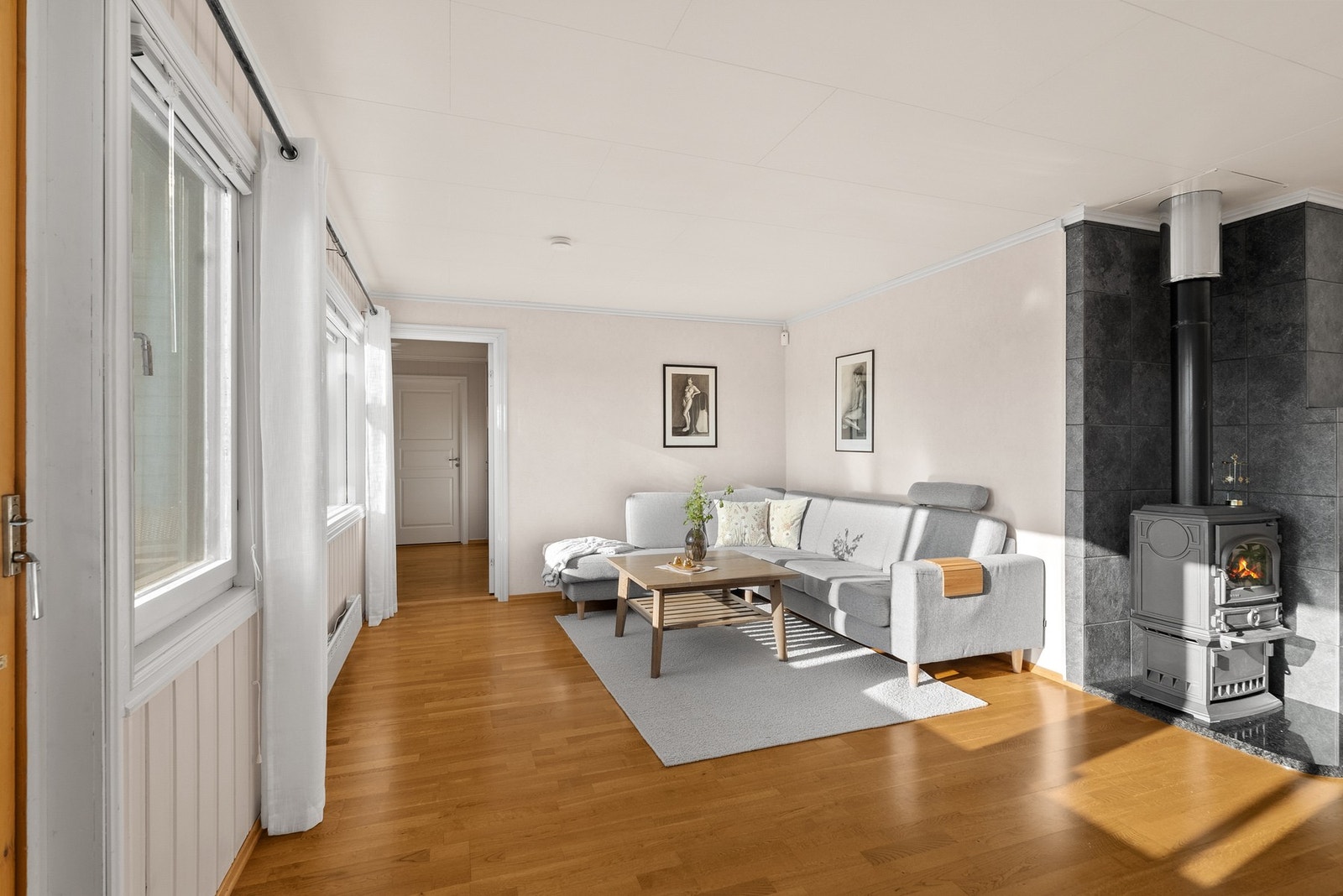 Parkett på gulv. Godt med naturlig lysinnslipp fra store vindusflater. Galleribilde