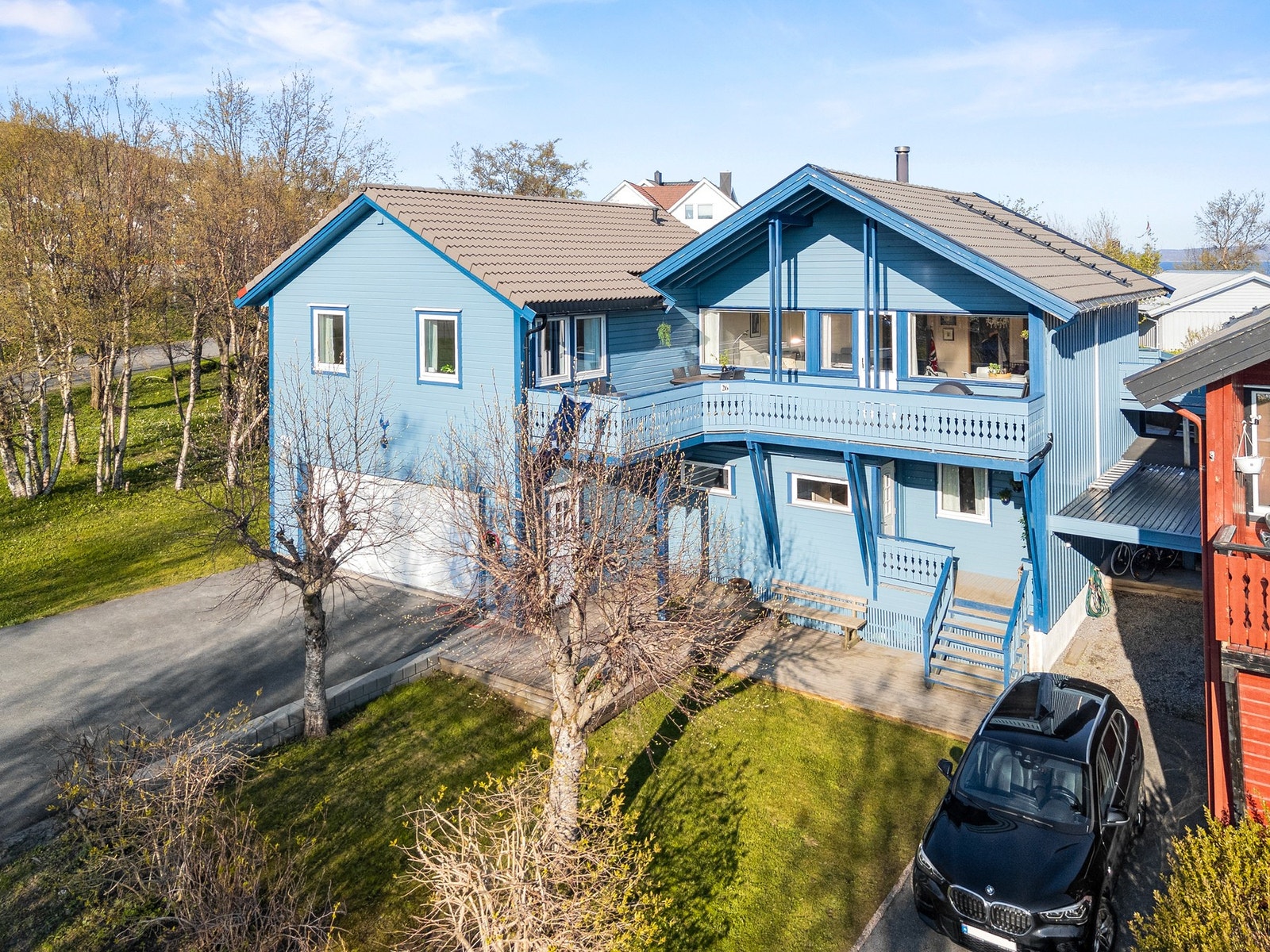 Romslig og familievennlig enebolig over 2 plan på 222 m² med stor integrert garasje. Boligen er oppført i 1974 og tilbygget i 2006. Galleribilde