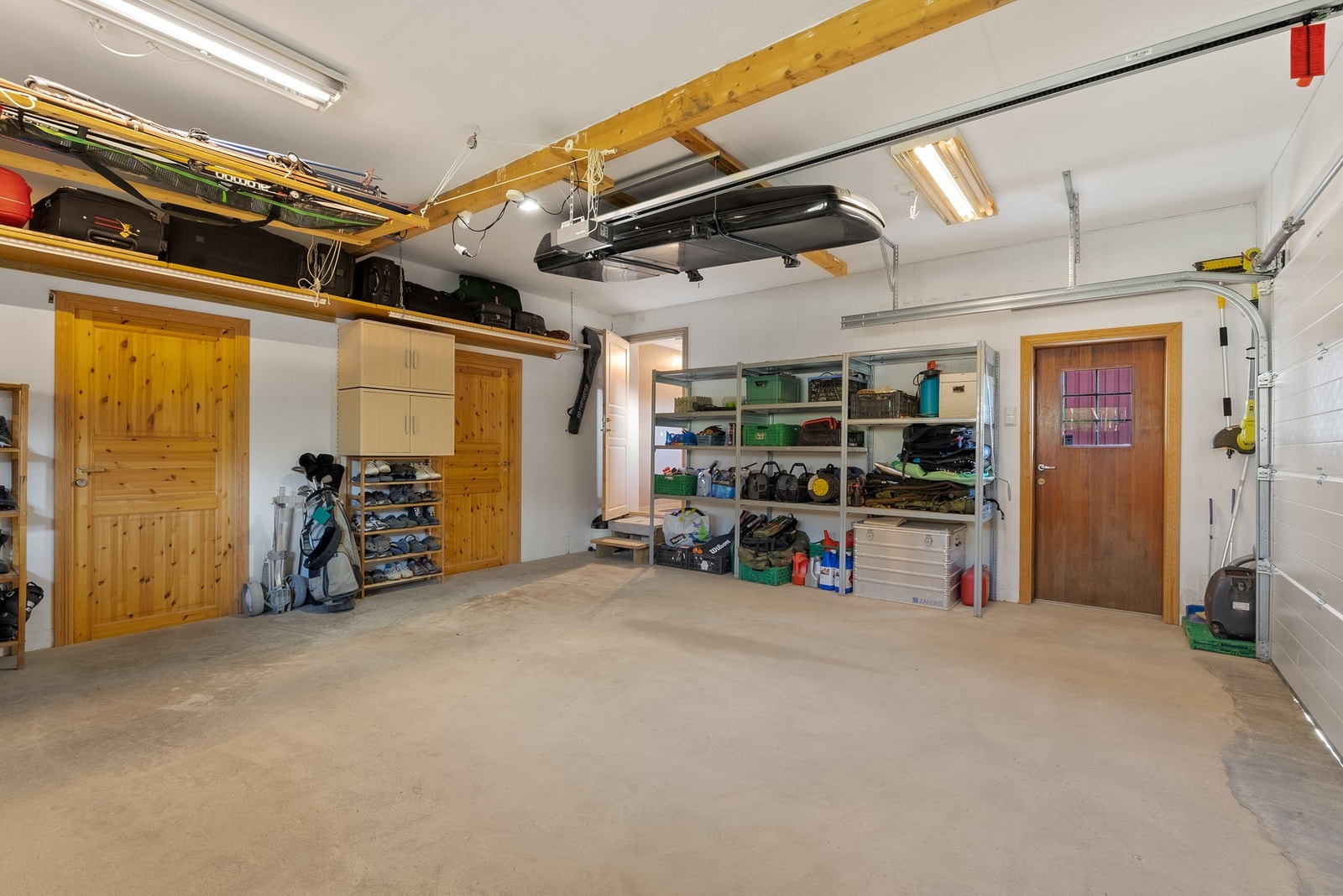 Romslig integrert garasje med tilgang til bod og wc-rom. Gjennomgang inn til huset. Galleribilde