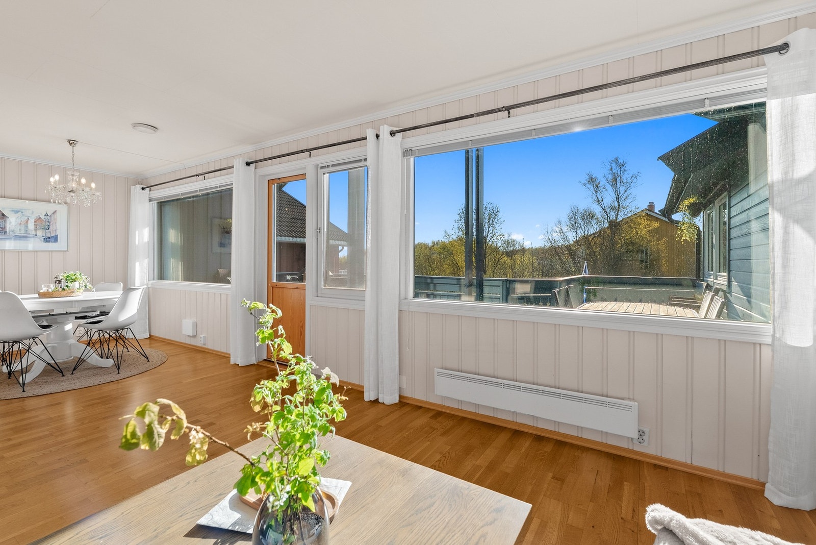 Utgang fra stue til romslig vestvendt altan med gode solforhold og flott utsikt. Galleribilde