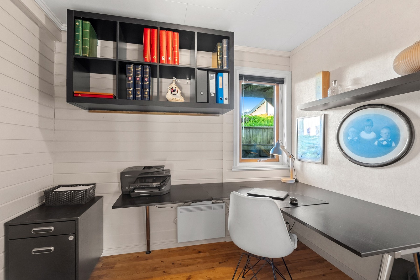 Kontor/disponibelt rom i 1. etg. Det er i tillegg en ekstra bod ved trappen i 1. etg som ikke er avbildet. Galleribilde