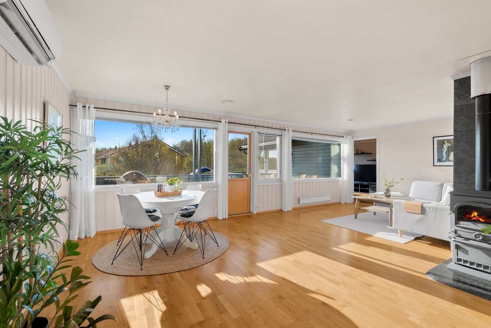 Romslig og flott hovedstue med god plass til både sitte- og spisegruppe. Mye naturlig lysinnslipp fra store vinduer. Galleribilde