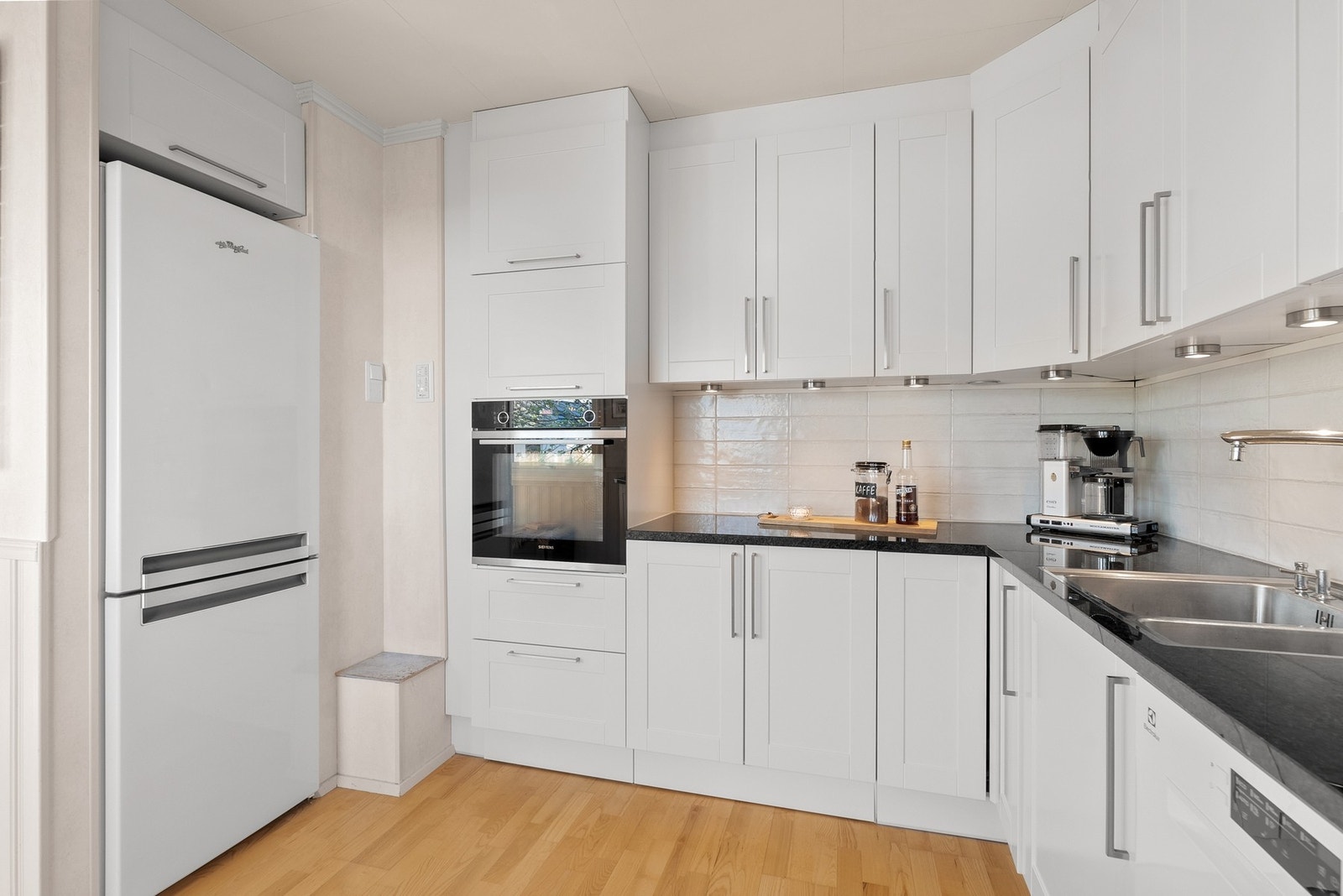 Integrert stekeovn og ekstra bred platetopp (90 cm). Frittstående kjøleskap og oppvaskmaskin kan også medfølge. Galleribilde