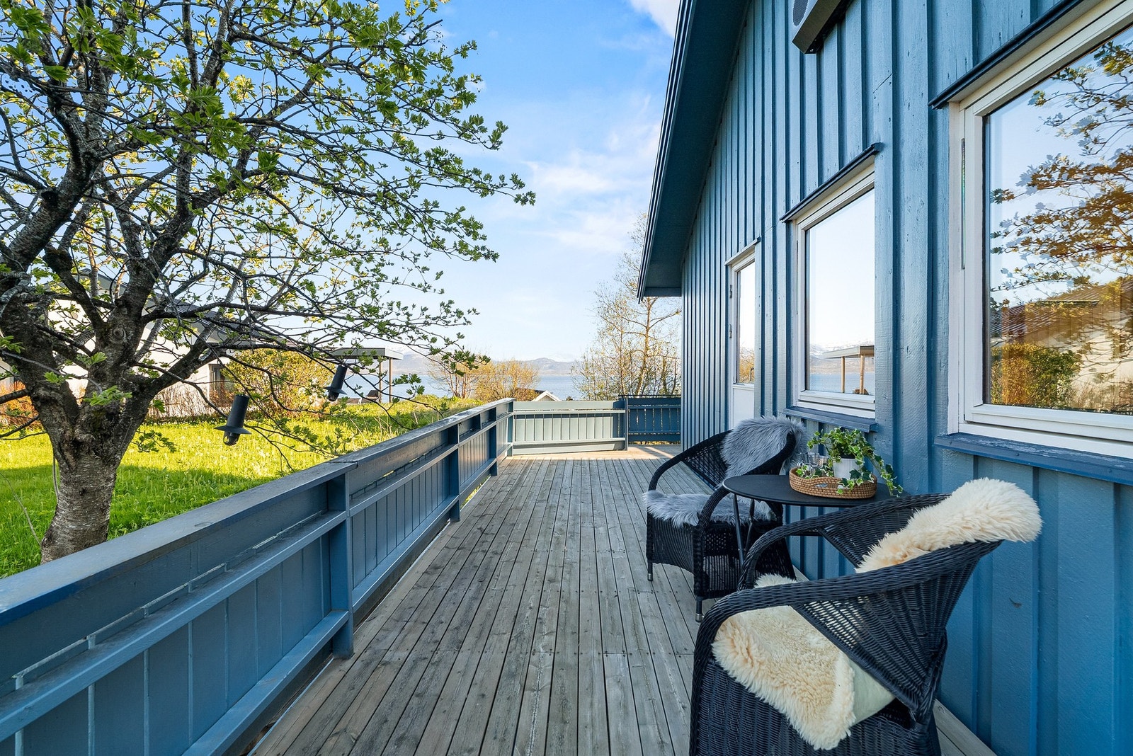 Romslig sørøstvendt altan med god plass til utemøblement - fin plass å nyte morgen og formiddagssola! Galleribilde