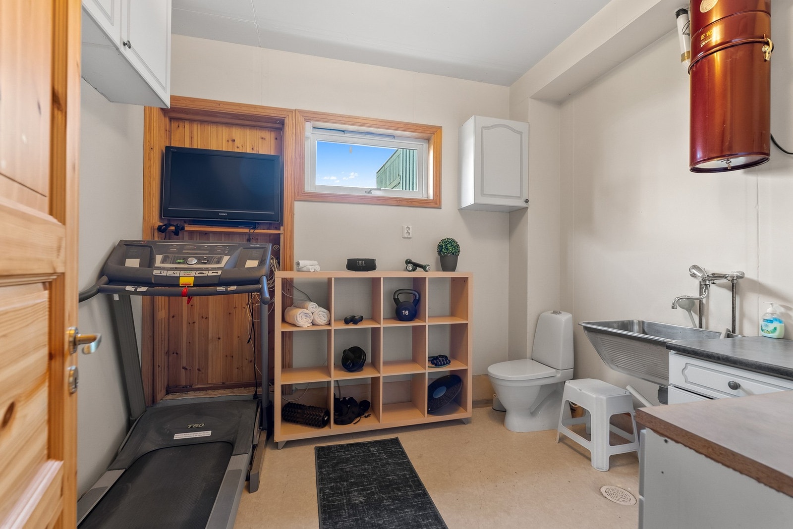 Praktisk bod ved garasjen med dør ut til terreng - benyttet som treningsrom/toalettrom. Obs: Ikke godkjent for varig opphold/ikke søkt bruksendring. Galleribilde