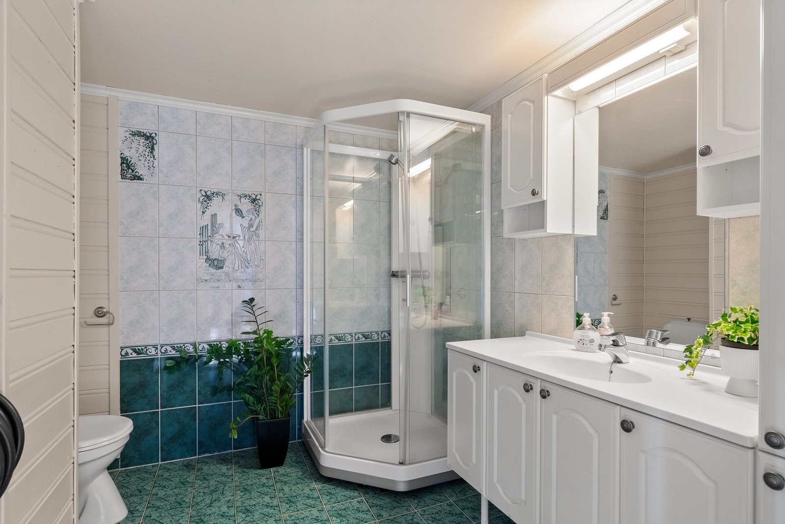 Flislagt bad i 1. etg med varmekabler i gulv. Dusjkabinett og 120 cm servantinnredning. Gulvstående toalett. Galleribilde