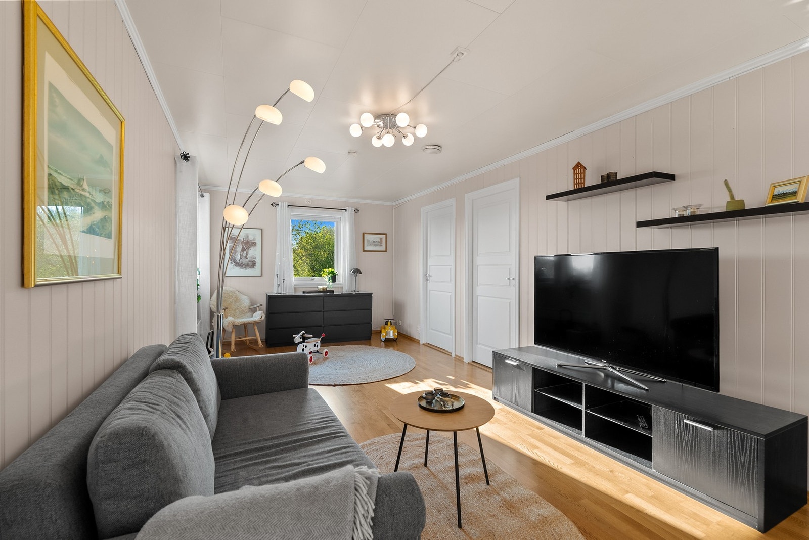 Stue nr. 2 innenfor hovedstua - perfekt som tv-stue eller egen sone for barna. Galleribilde