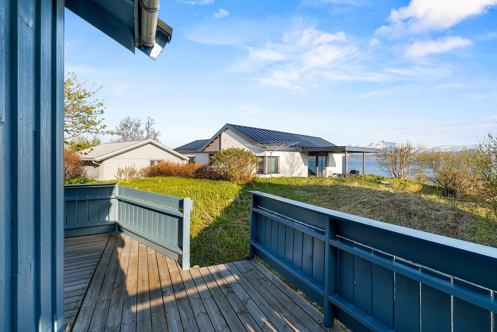 Flott utsikt mot Børvasstindene fra altan. Trapp ned til framsiden av huset. Galleribilde