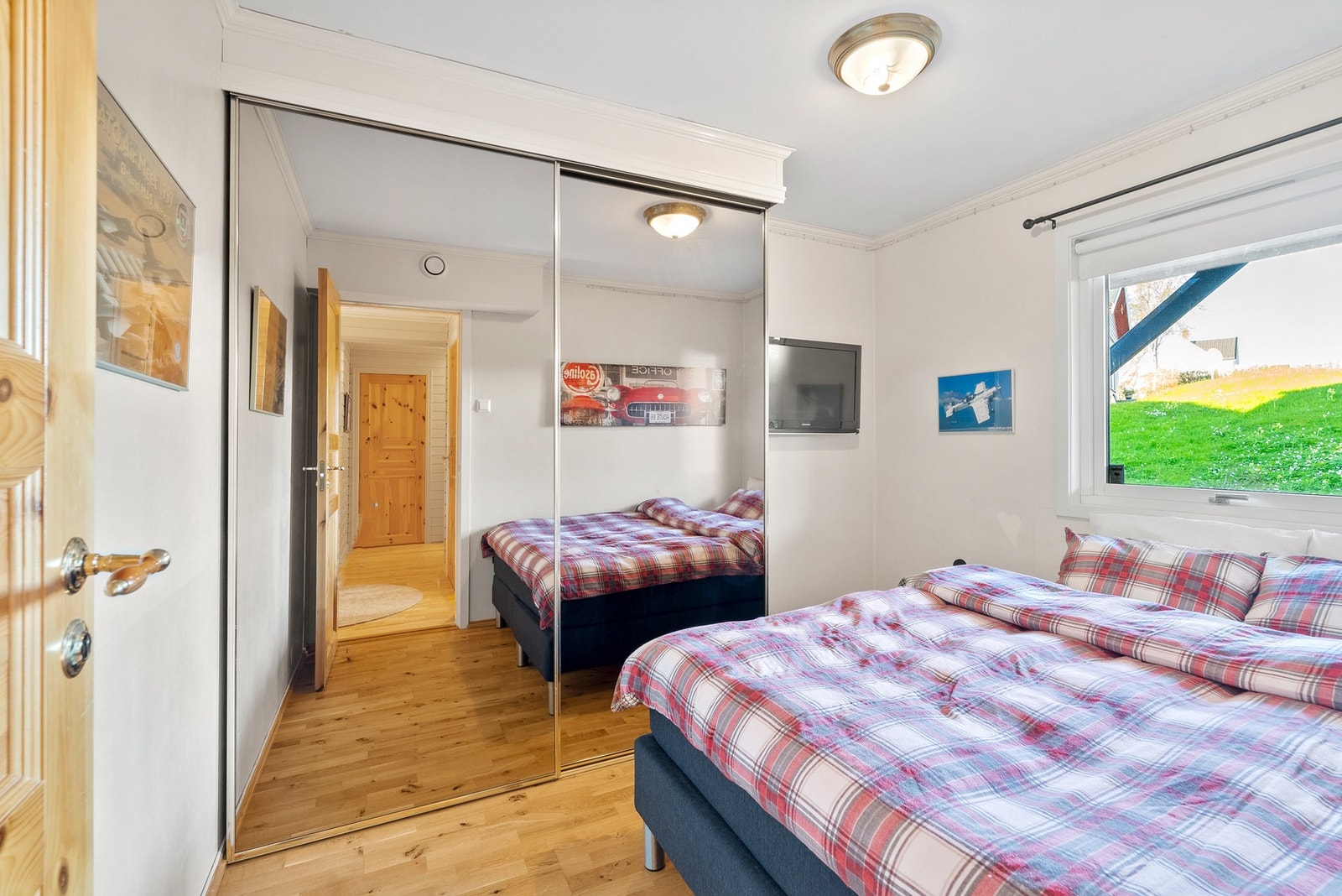 Soverom nr. 5 av god størrelse med skyvedørsgarderobe. Galleribilde