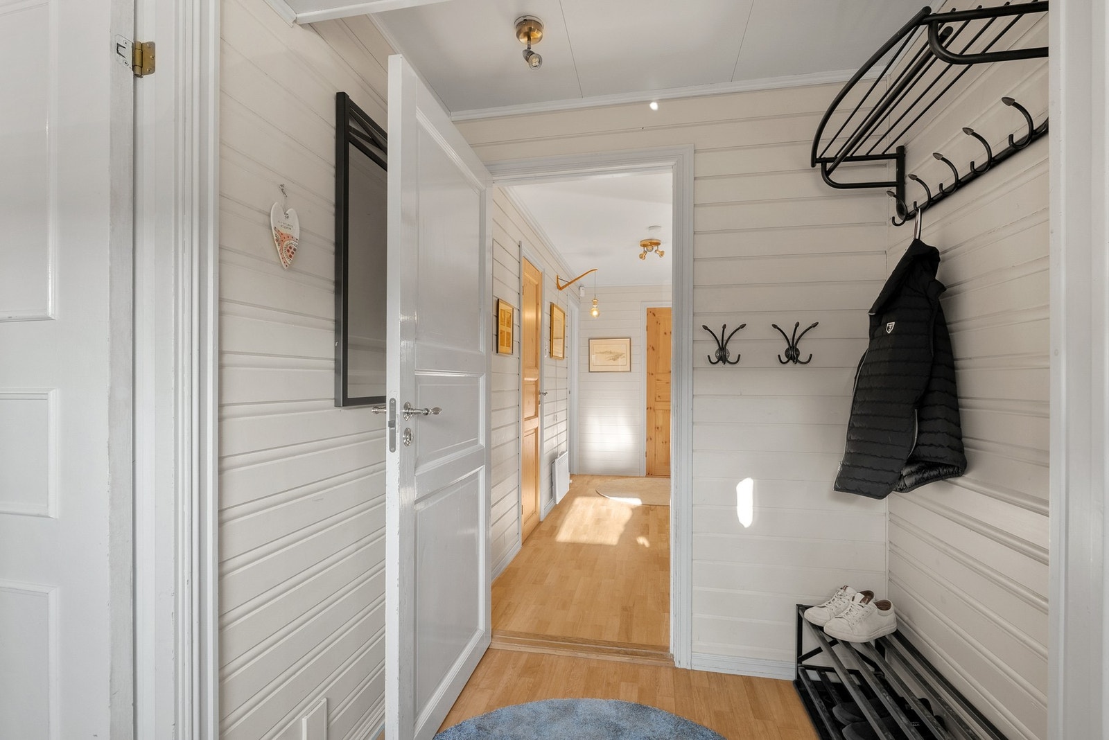 Entré 1. etg med adkomst til bad, 2 soverom, kontor og trappeløp. Dør til venstre leder inn til garasjen. Galleribilde