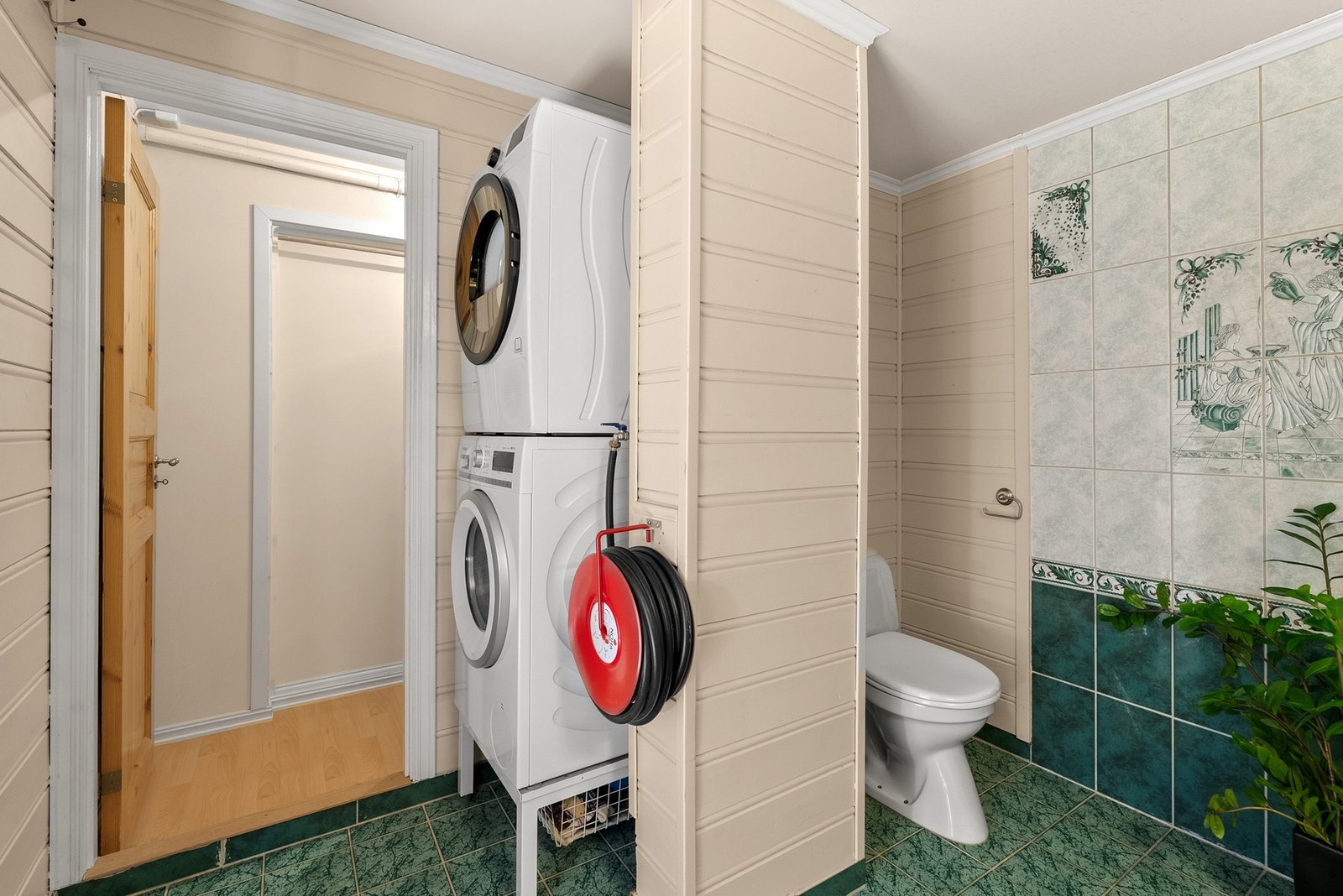 Badet har praktisk vaskeromsløsning med eget rom for skittentøyet og tørkestativet. Galleribilde