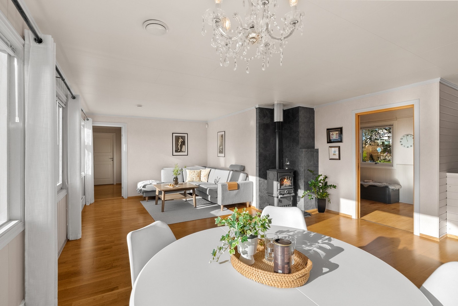 Stue - kjøkkenet ligger tilbaketrukket i eget rom til høyre. Galleribilde