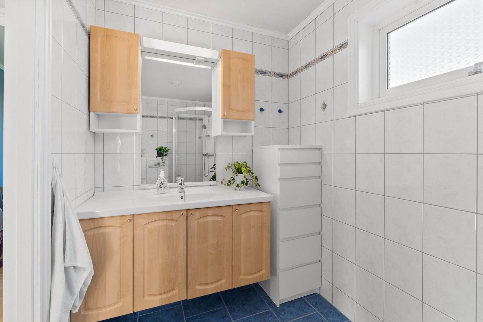 120 cm servantinnredning med god oppbevaringsplass. Speil med lysarmatur over. Galleribilde