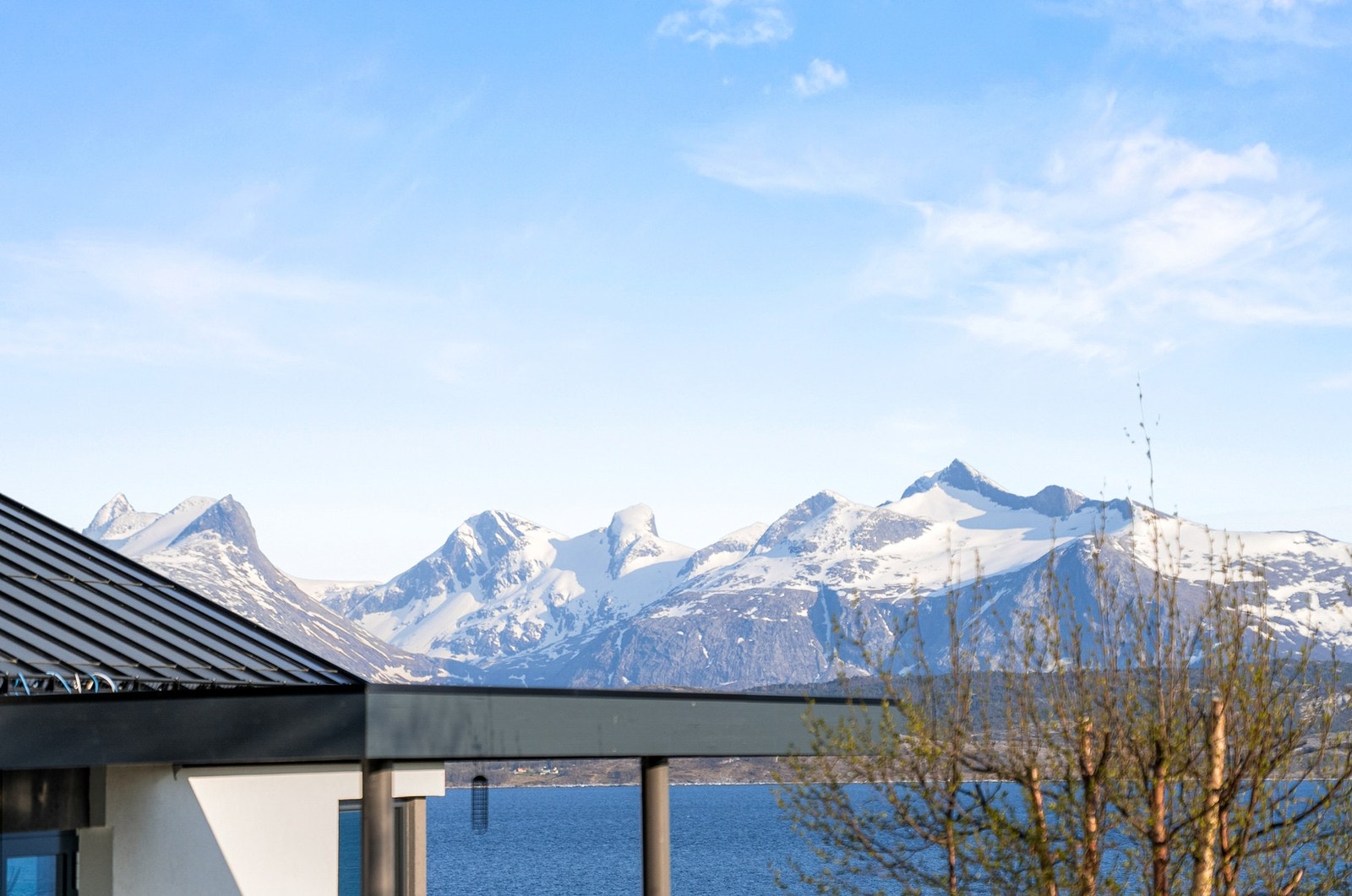 Flott utsikt mot Børvasstindene. Galleribilde