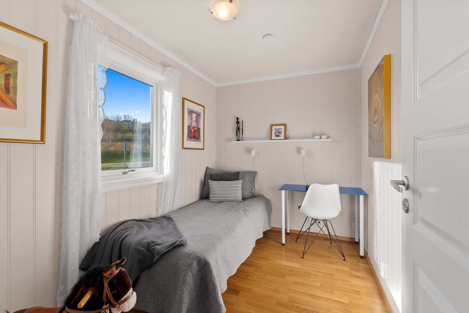 Kontor/soverom nr. 3 er noe mindre, og egner seg fint til bruk som gjesterom, barnerom eller kontor - alt etter behov. Galleribilde