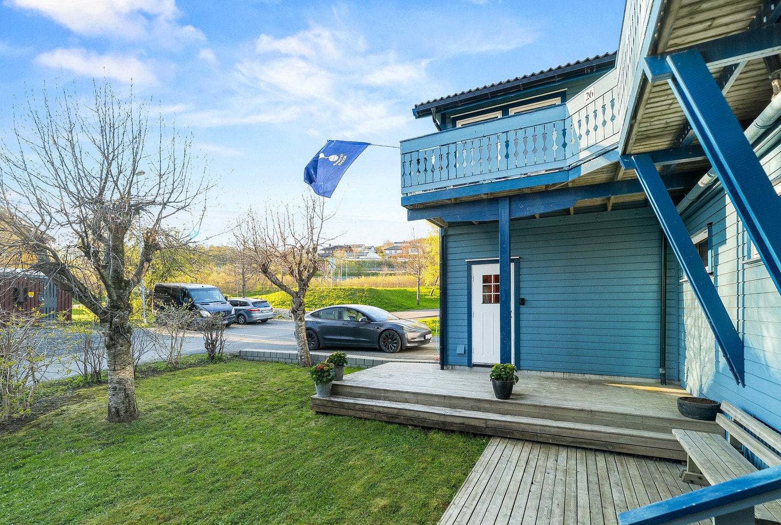 Trivelige utearealer - gode parkeringsforhold på egen tomt og på kommunal grunn rett over veien. Galleribilde