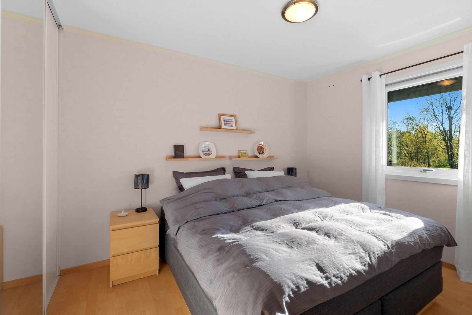 Soverom nr. 4 av god størrelse med skyvedørsgarderobe. Galleribilde