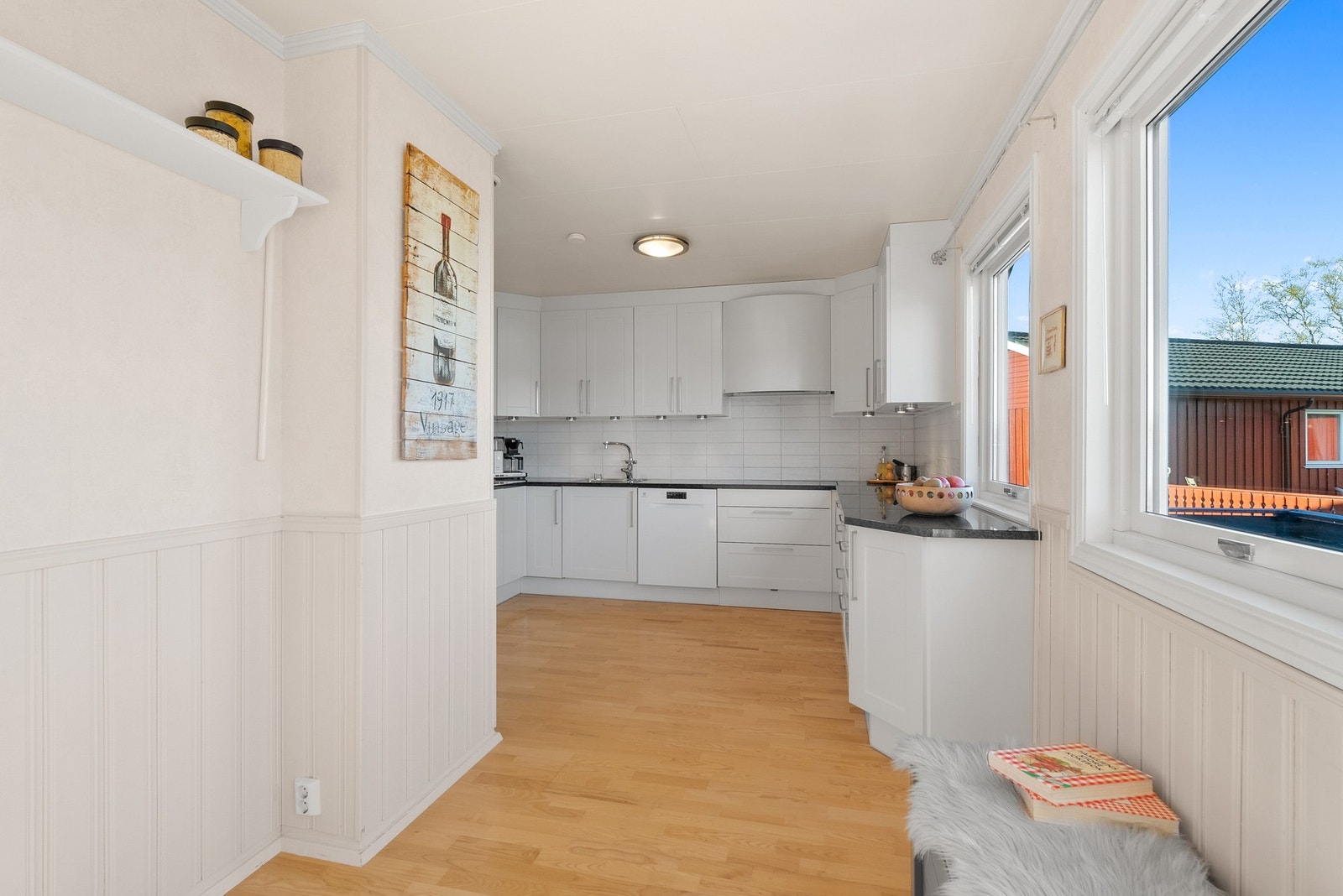 Romslig kjøkken fra HTH som er godt utbygget med skap,-skuff og benkeplass. Galleribilde