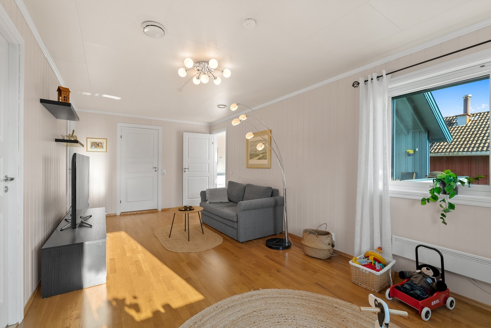 Stue nr. 2 innenfor hovedstua - perfekt som tv-stue eller egen sone for barna. Galleribilde