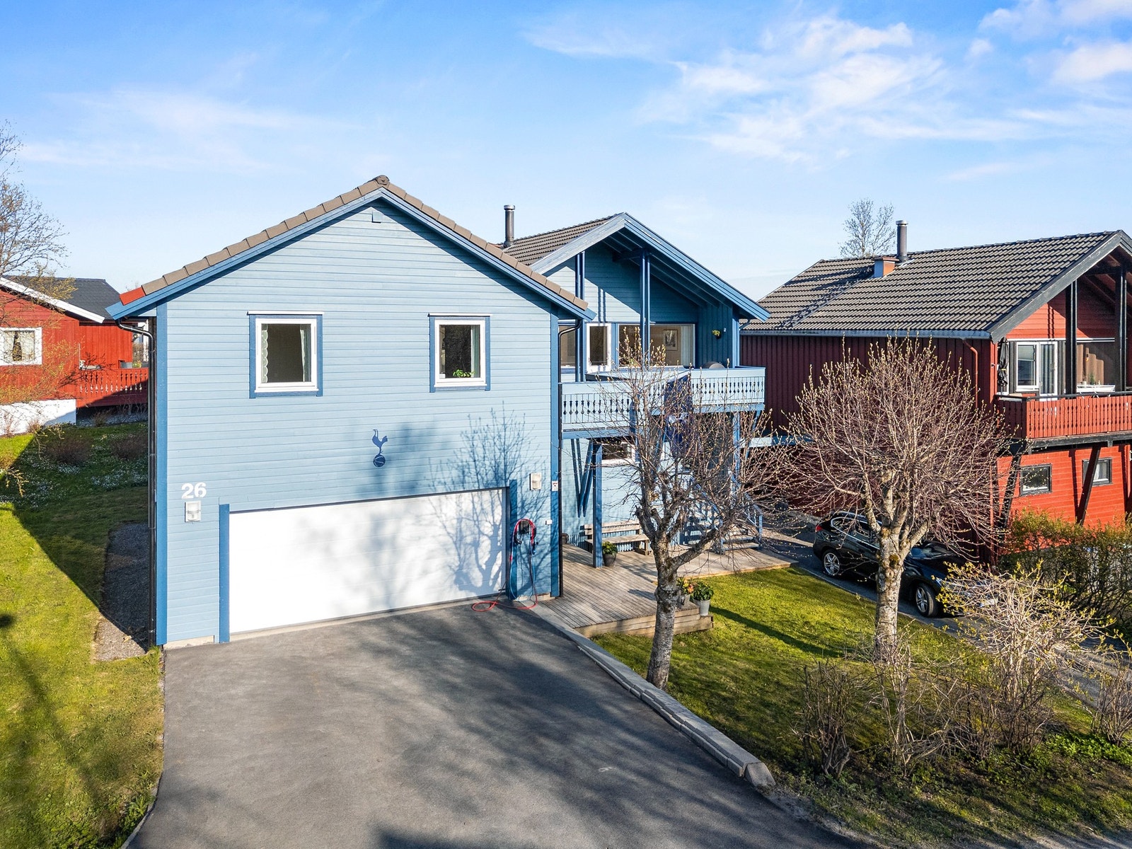 Romslig og familievennlig enebolig over 2 plan på 222 m² med stor integrert garasje. Boligen er oppført i 1974 og tilbygget i 2006. Galleribilde