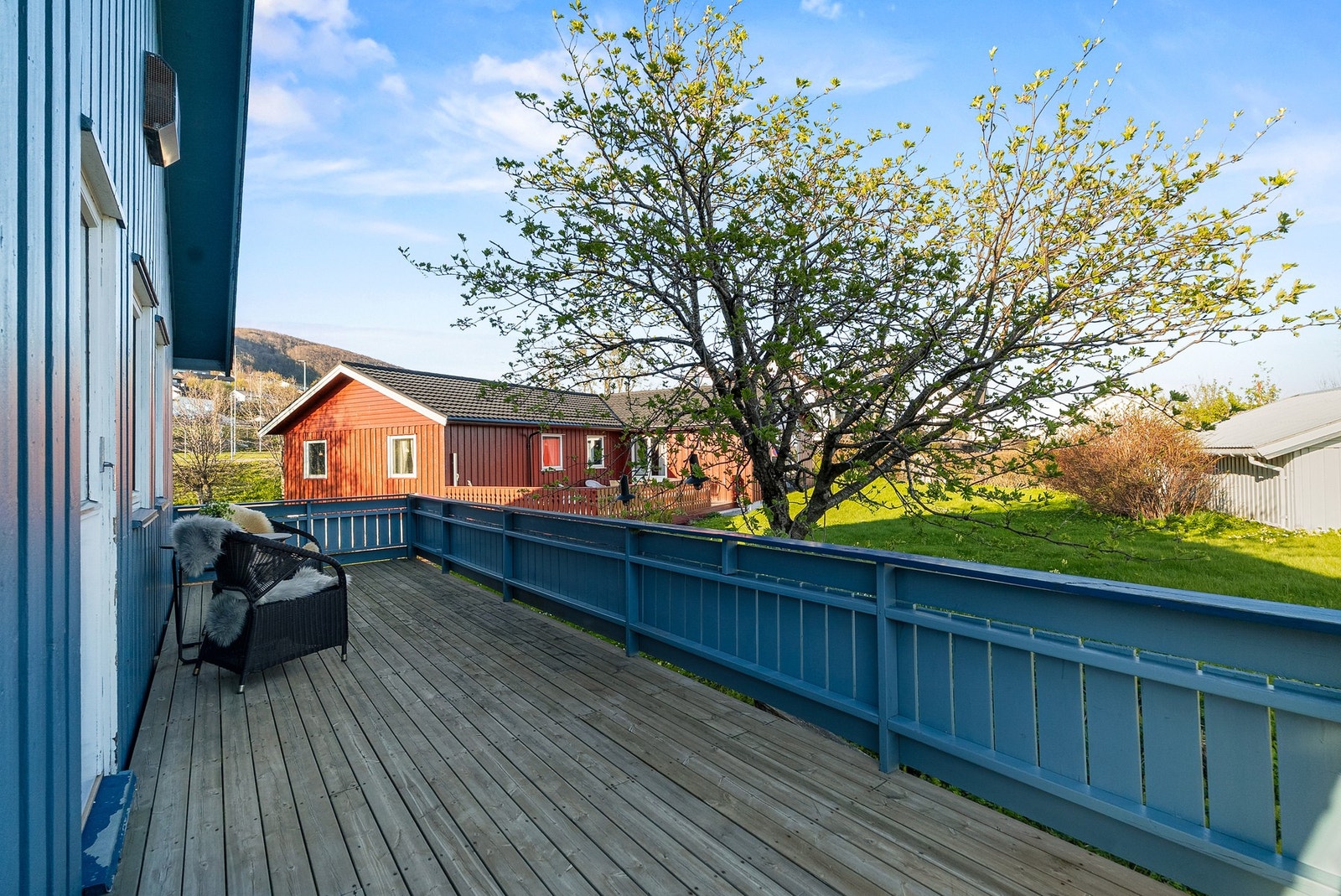 Romslig sørøstvendt altan med god plass til utemøblement - fin plass å nyte morgen og formiddagssola! Galleribilde