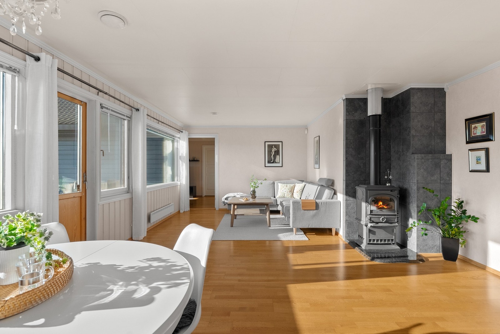 Praktisk for storfamilien med to stuer på rad - vedovn og varmepumpe montert. Balansert ventilasjon med varmegjenvinning. Galleribilde