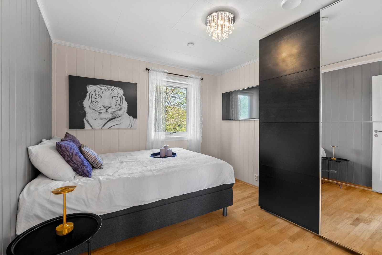 Soverom nr. 2 er også av god størrelse og har skyvedørsgarderobe med speilfront. Galleribilde