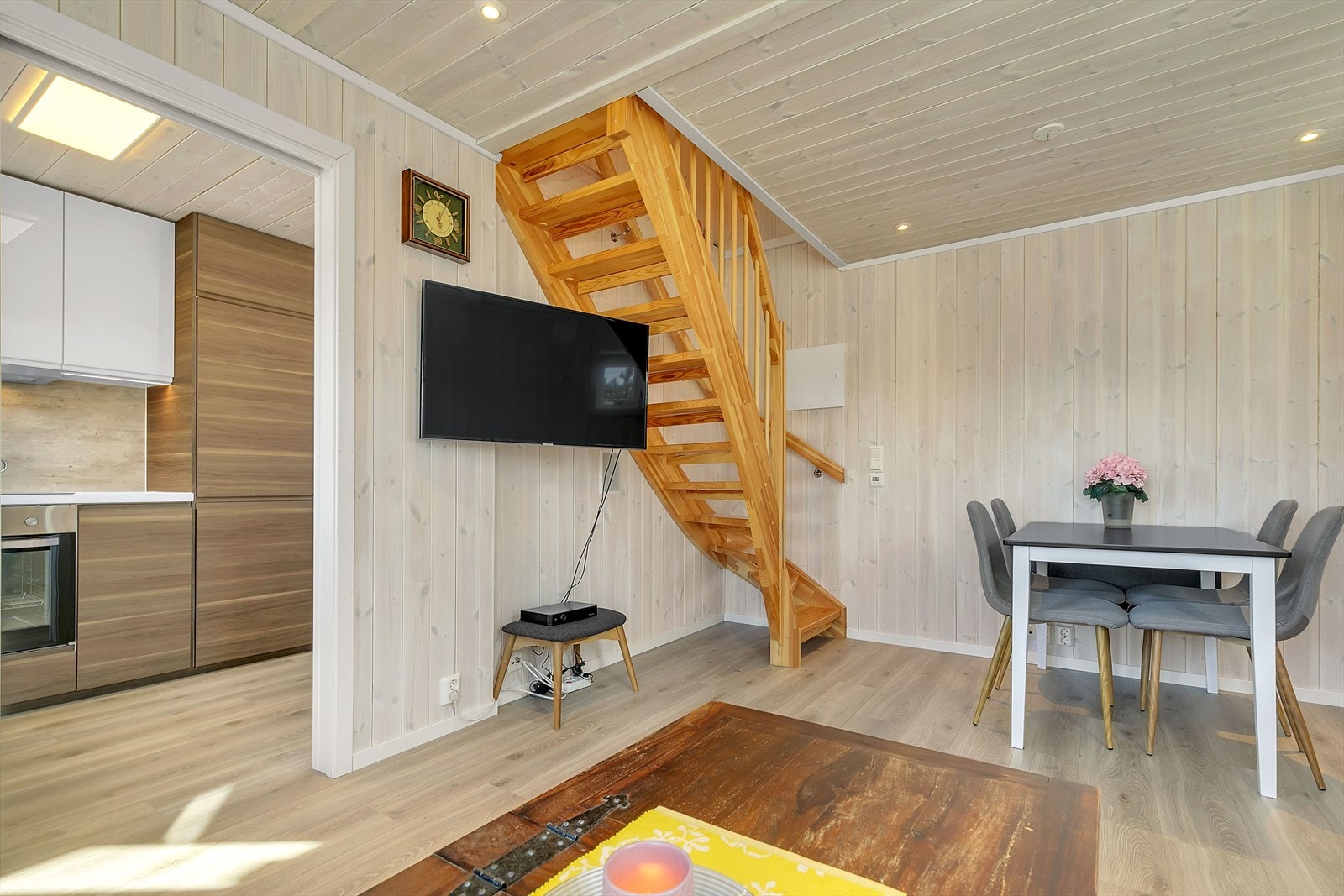 Det er skyvedør mellom stue og kjøkken. Galleribilde