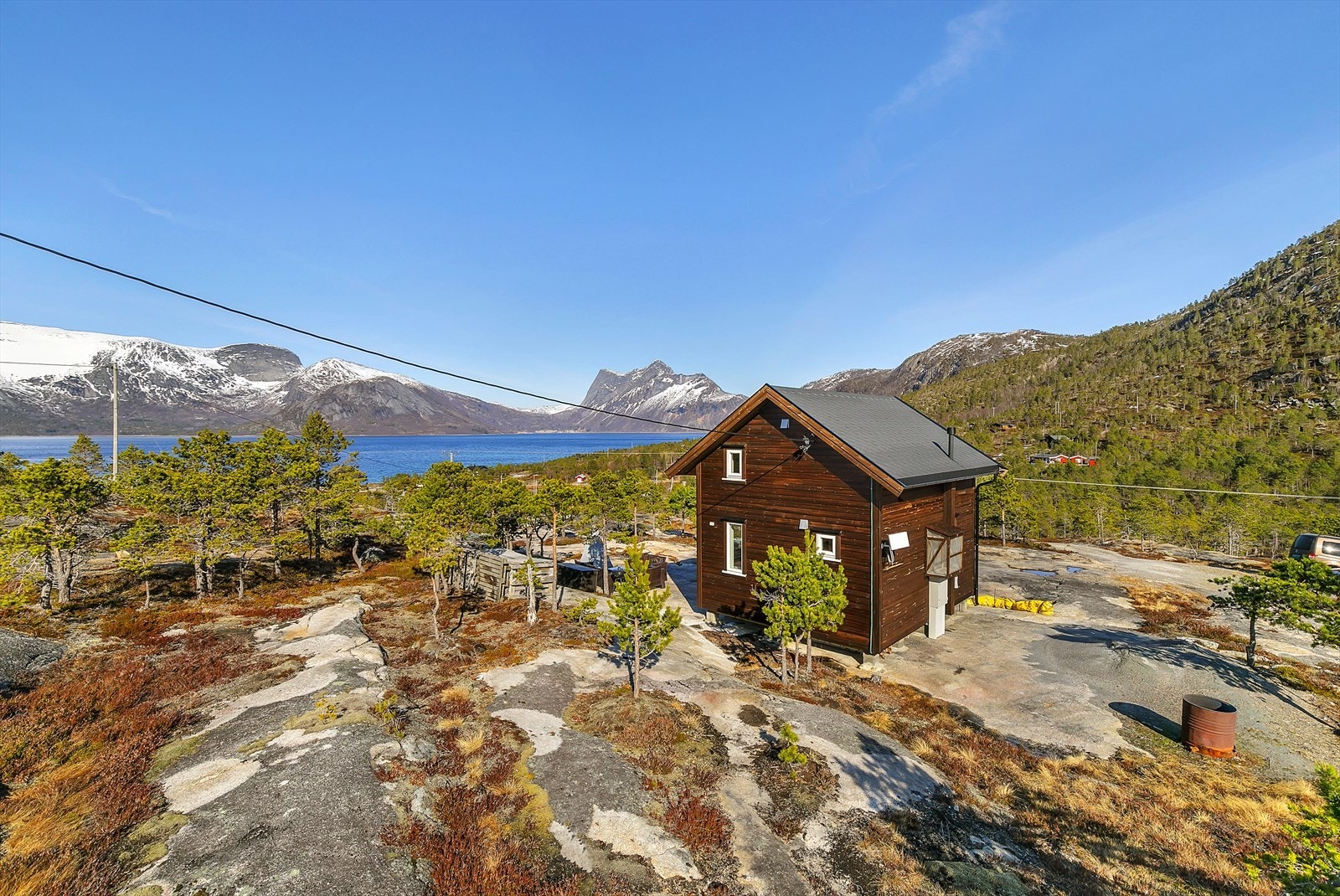 Med båt i småbåthvna like nedenfor er det kort vei til gode fiskeplasser i fjorden. Galleribilde