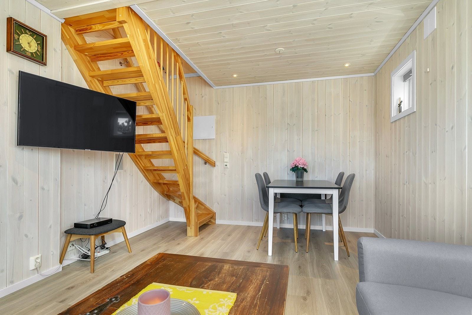 Det er innfelt høytaler i himling på bad/wc og vegg i stue med Bluetooth tilkobling. Galleribilde