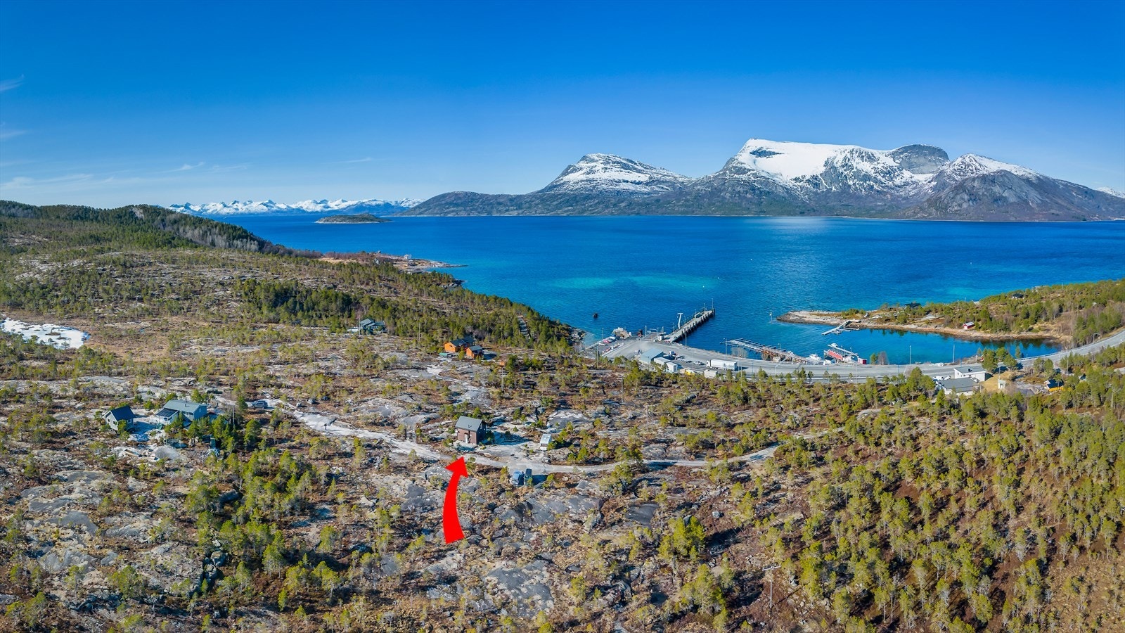 Anneks av meget god standard beliggende i naturskjønne omgivelser på Skarberget med nydelig utsikt samt gode solforhold. Galleribilde